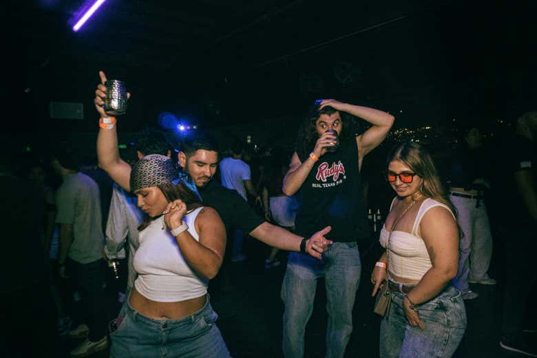 Sentid la energía de la noche caleña en la pista de baile