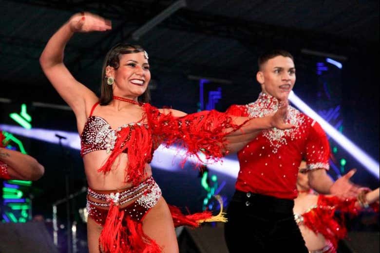 Bailarinos durante o show de salsa