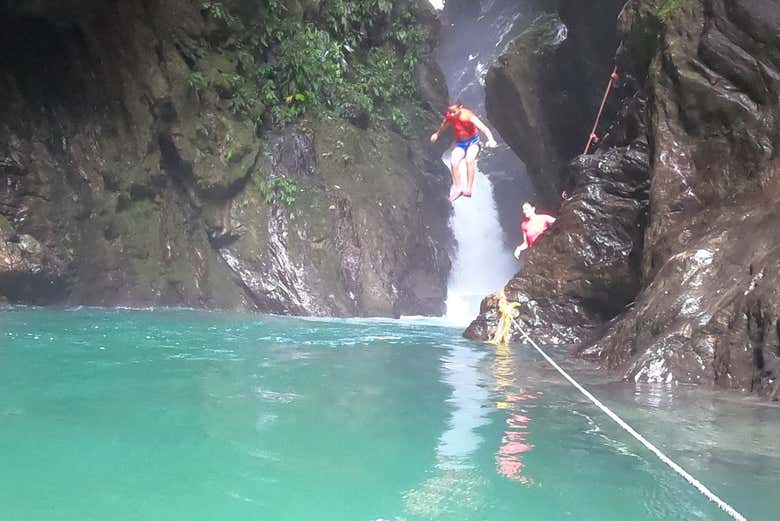 Pulando nas piscinas do cânion do Rio Achincayá