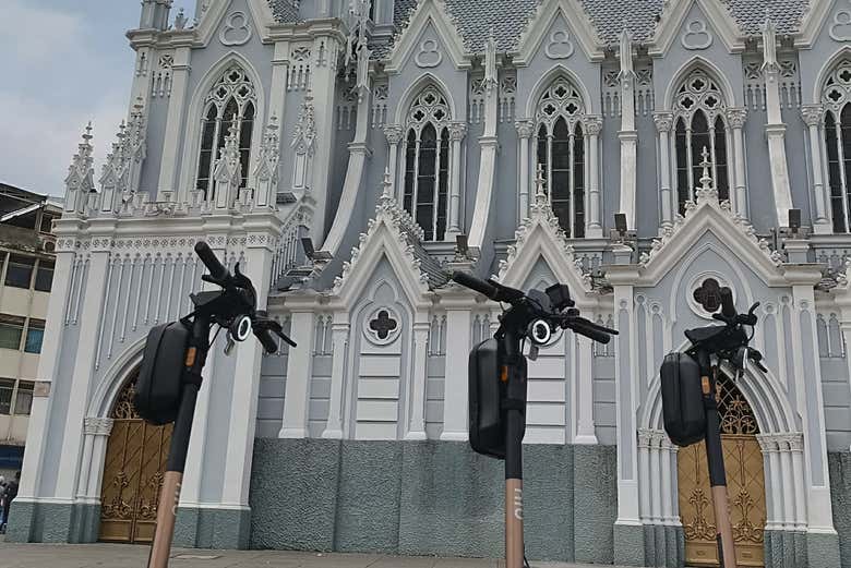 Los patinetes ante la iglesia La Ermita de Cali