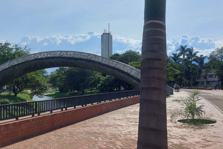 Vamos percorrer Cali em patinetes elétricos