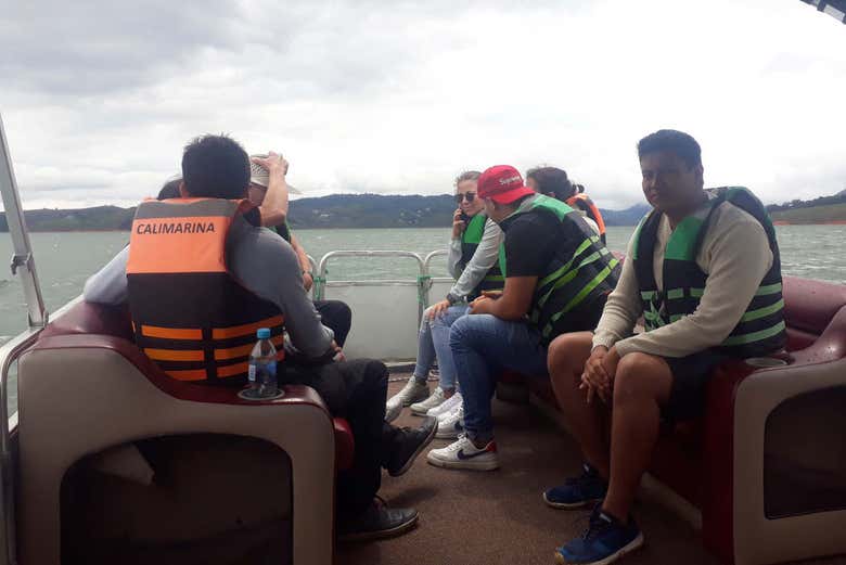 Disfrutando del paseo en barco por el lago Calima