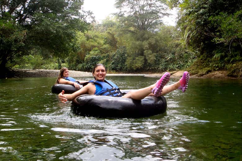 Disfrutando de la actividad de tubing en San Cipriano