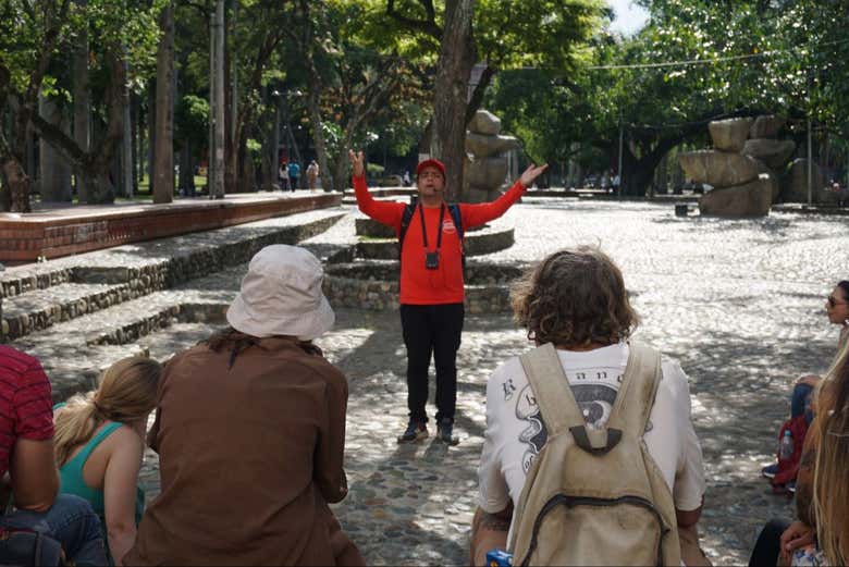 Atendiento a las explicaciones del guía