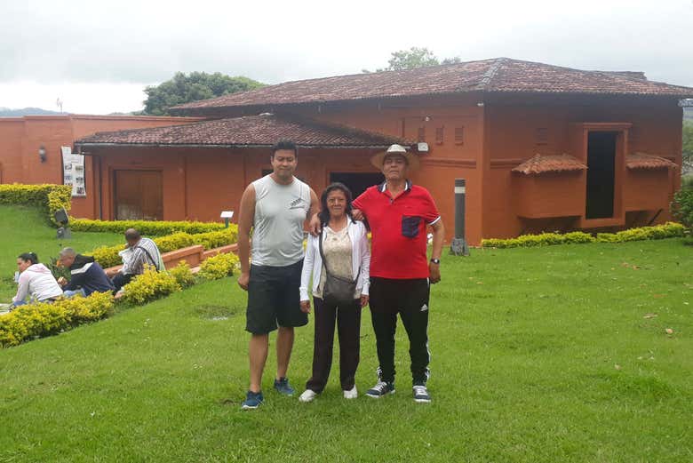Junto al Museo Arqueológico de Calima Darién