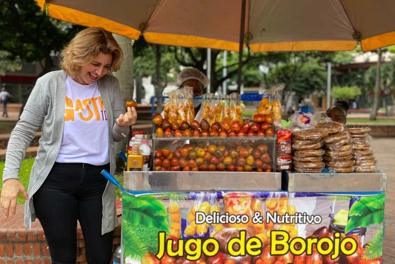 Tomando jugo de borojo