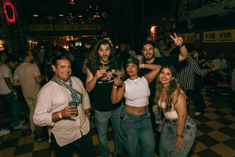 Disfrutad de un ambiente festivo único durante la noche
