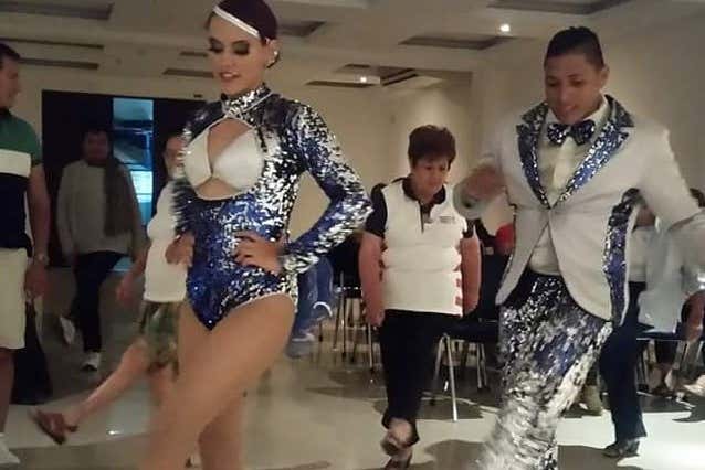 Siguiendo los movimientos de los profesores de salsa