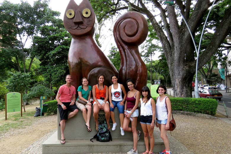 Escultura del gato del río