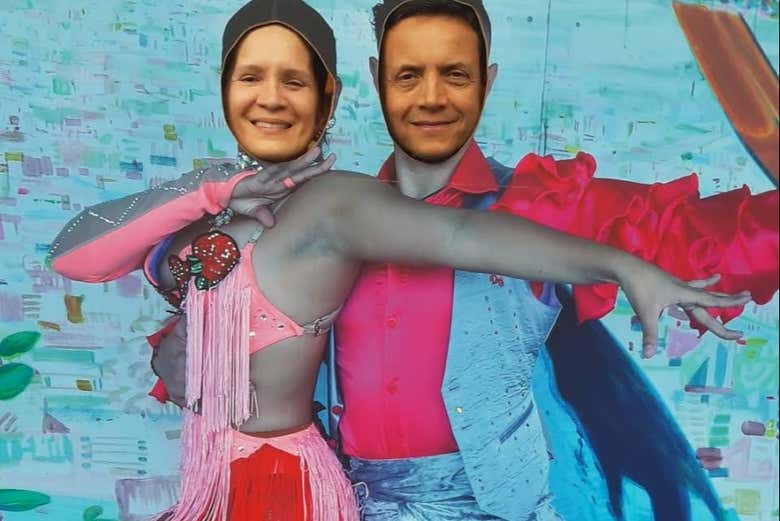 Imitando a los bailarines de salsa