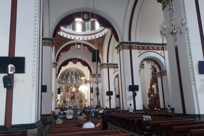 Interior de la basílica