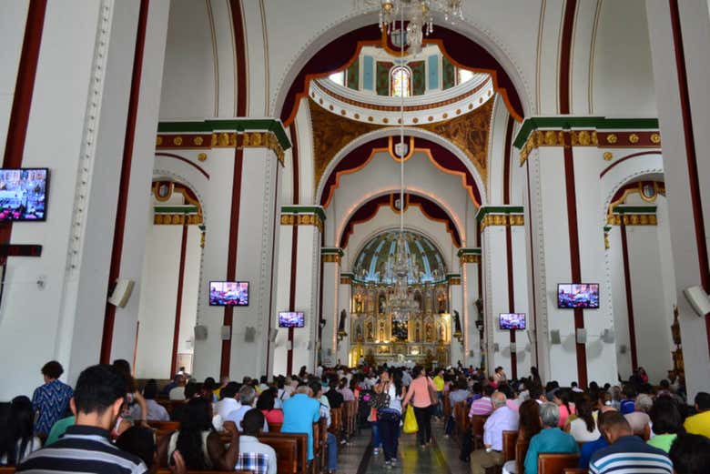 Misa en la Basílica del Señor de los Milagros