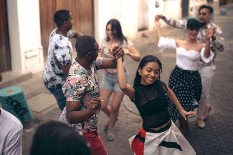 Moviendo el esqueleto en las calles de Cali