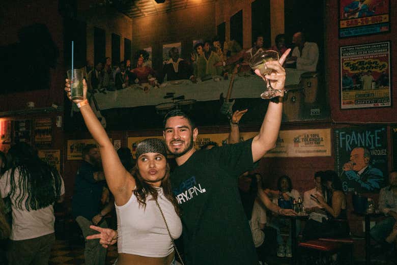 Brindad por una noche inolvidable en la capital de la salsa