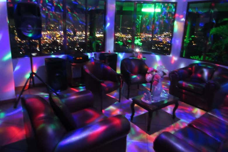 Luces de colores sobre la pista de baile