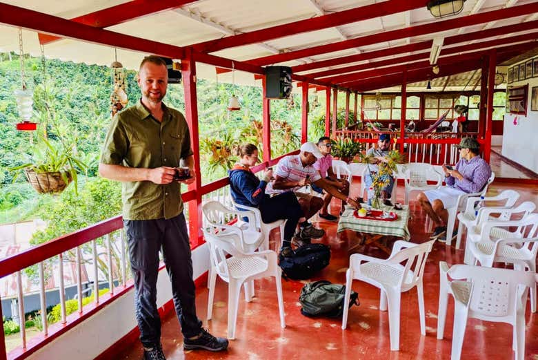 Disfrutando de un café