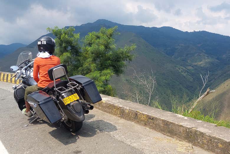 Percorrendo os vales de Cali de moto