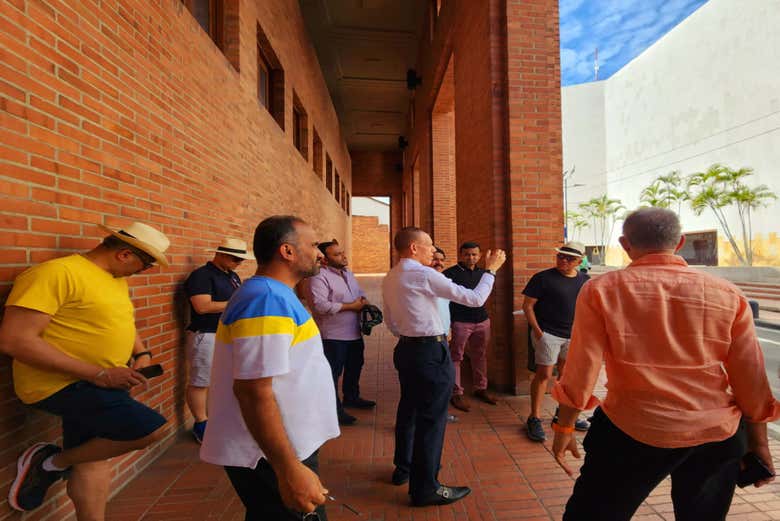 Frente a Museo del Oro