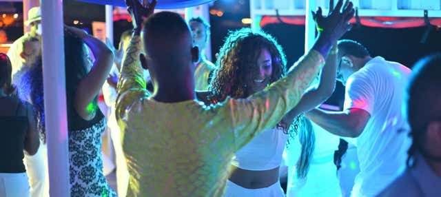 Festa caribenha de barco por Cartagena