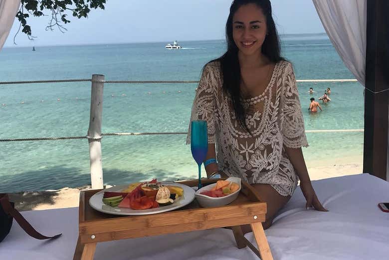 Degustando un delicioso almuerzo junto al mar