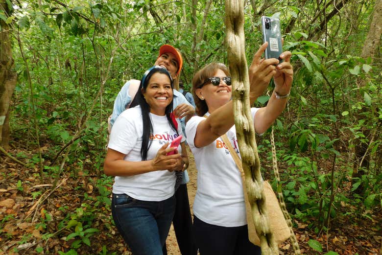 Gruppo di amiche si scatta un selfie nella riserva Los Colorados