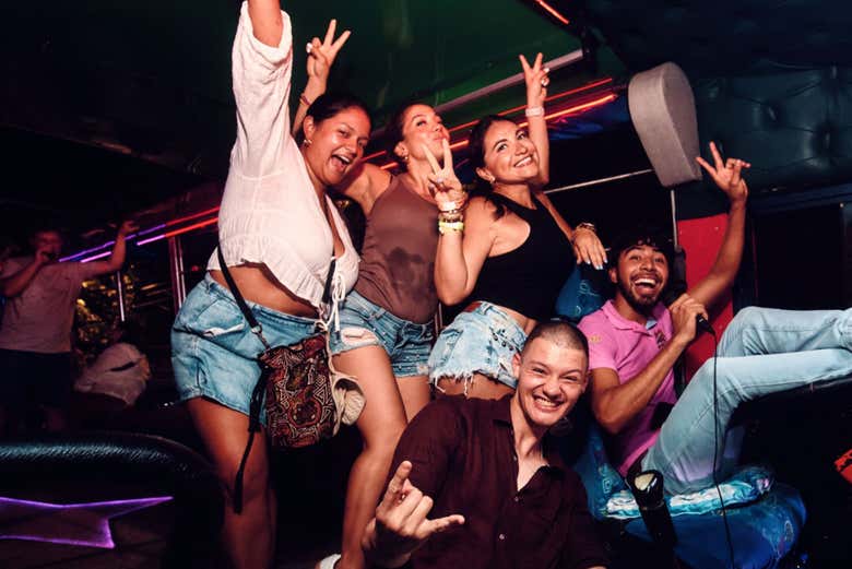 Fazendo novos amigos no Party Bus