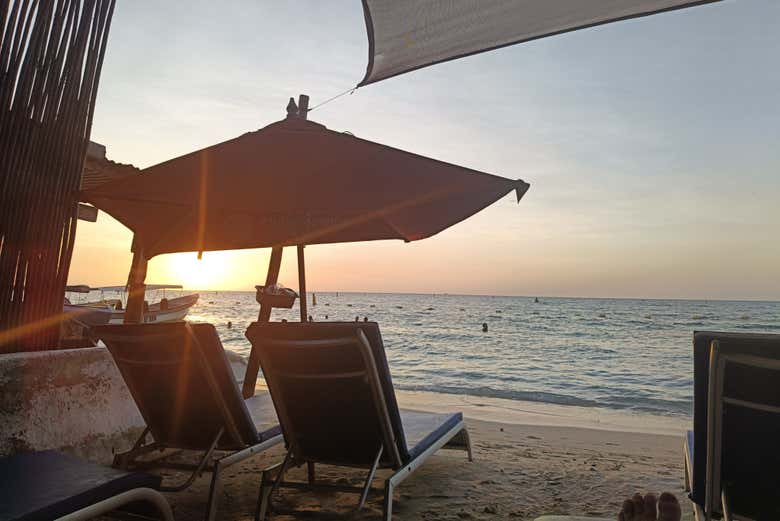 Disfrutaréis de un mágico atardecer desde el club de playa