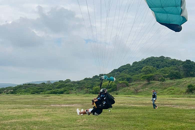 Aterrizando después del salto en paracaídas