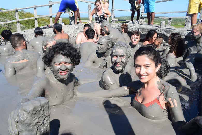 Bagno nei fanghi medicinali del vulcano