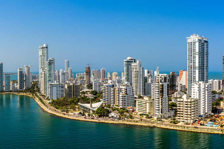 Admirando los rascacielos de Cartagena