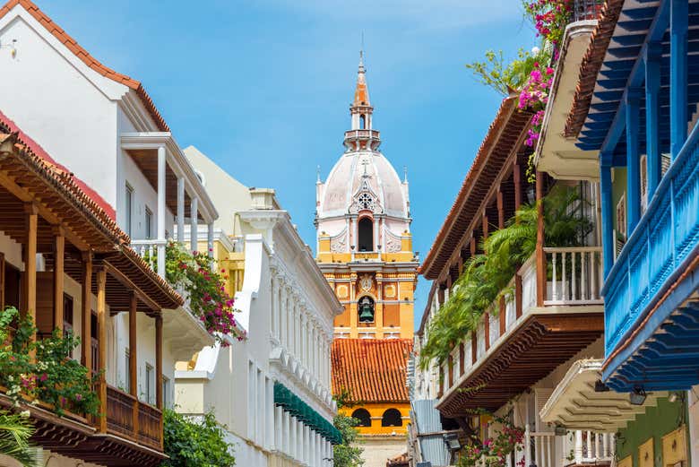Balcones con flores y la catedral de fondo en Cartagena