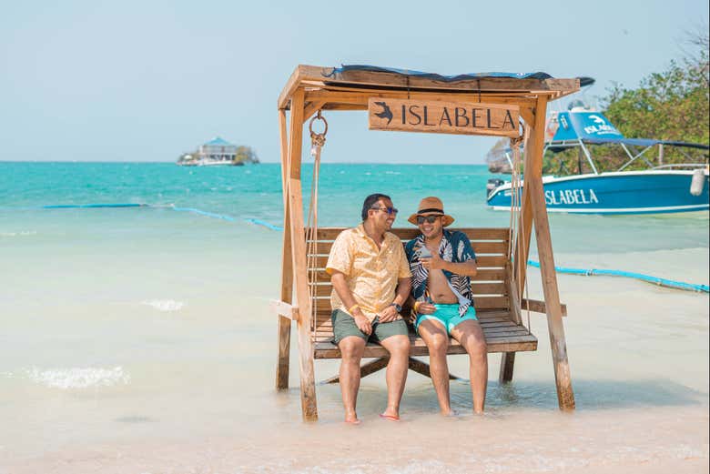 Disfrutando de los paisajes caribeños en un banco de Islabela