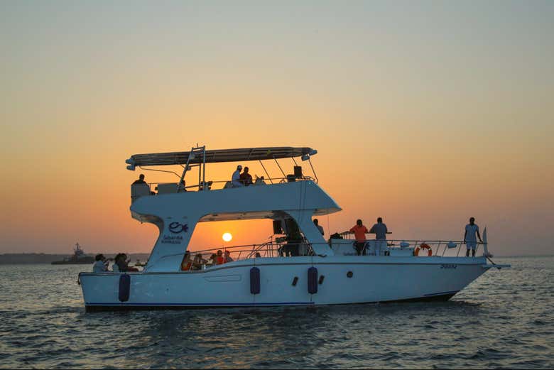 El barco navegando al atardecer