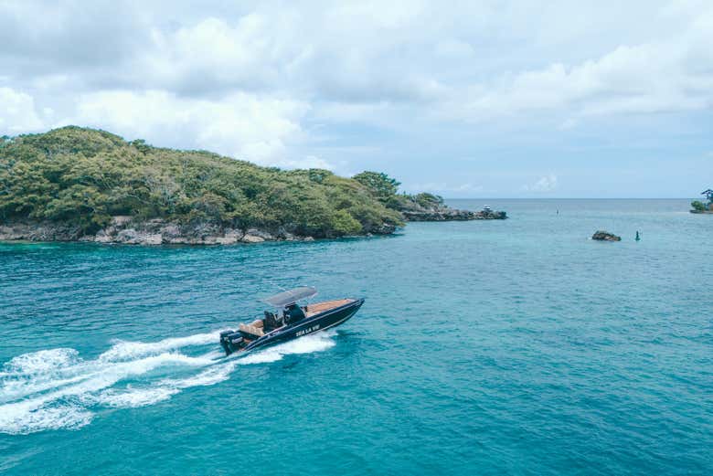 Un barco por las aguas cristalinas de las islas del Rosario