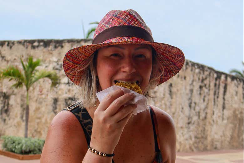 Saboreando cada mordida durante o passeio!