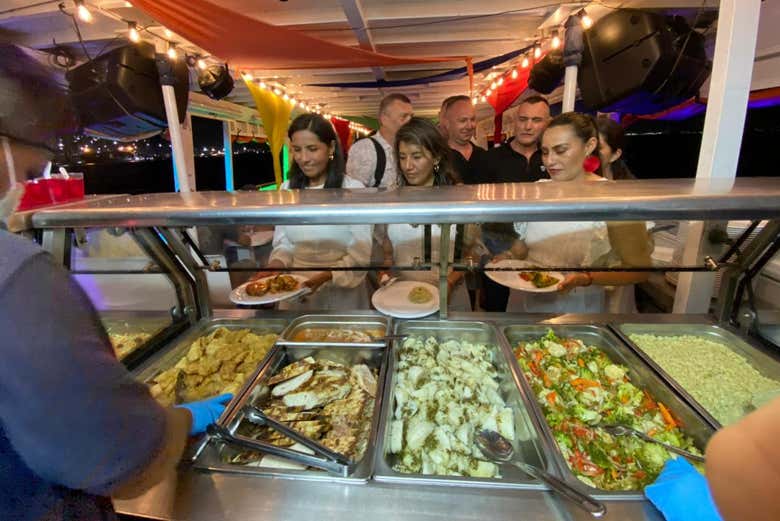 Você degustará um delicioso jantar tipo buffet!