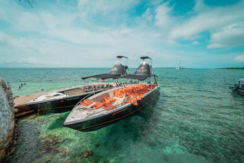 Bateaux sur les eaux cristallines des Caraïbes colombiennes