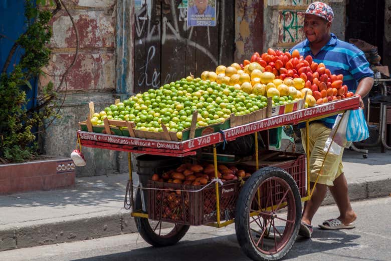 Carro con frutas exóticas del mercado de Cartagena de Indias