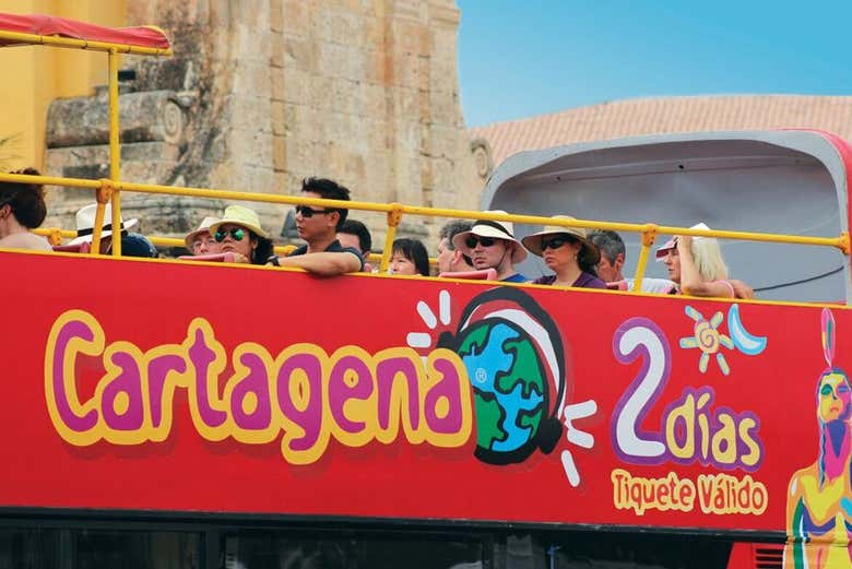 Des touristes profitant du bus