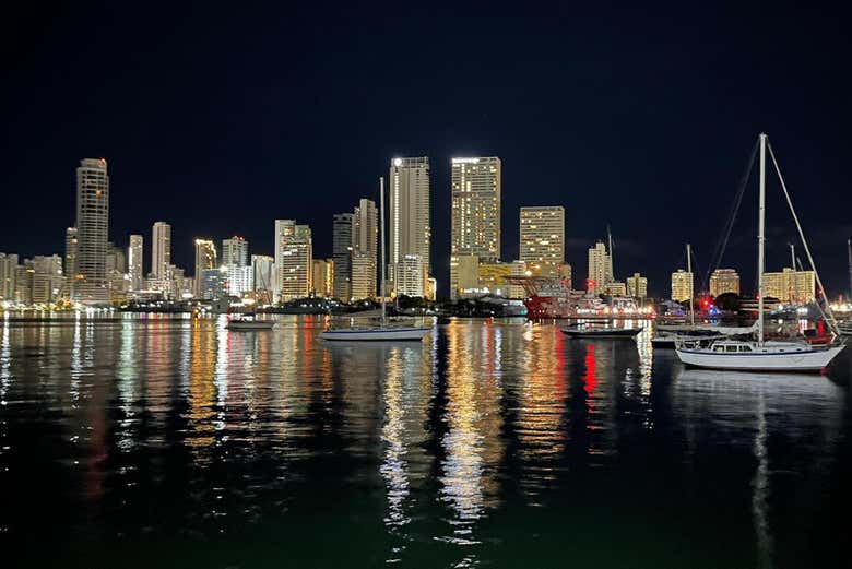 Cartagena iluminada vista do barco durante a festa