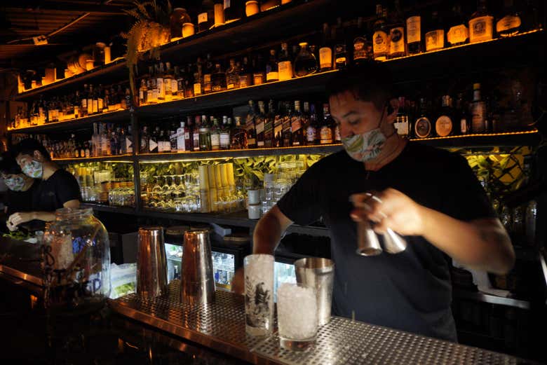 Preparando un cocktail