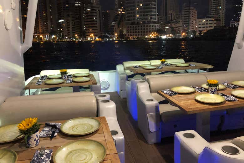 Repas nocturne dans la baie de Carthagène