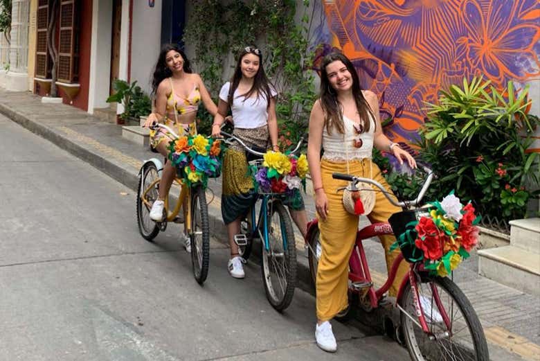 Garotas contemplando a arte urbana de Getsemaní