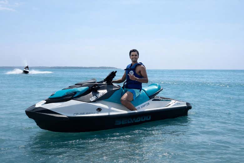 Posando con la moto de agua en la costa de Cartagena