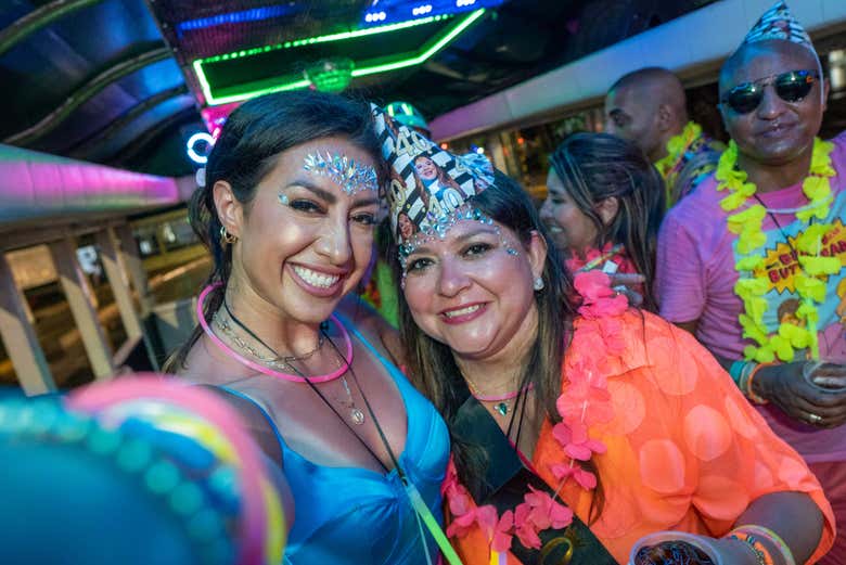 ¡Momento selfie en la chiva rumbera!
