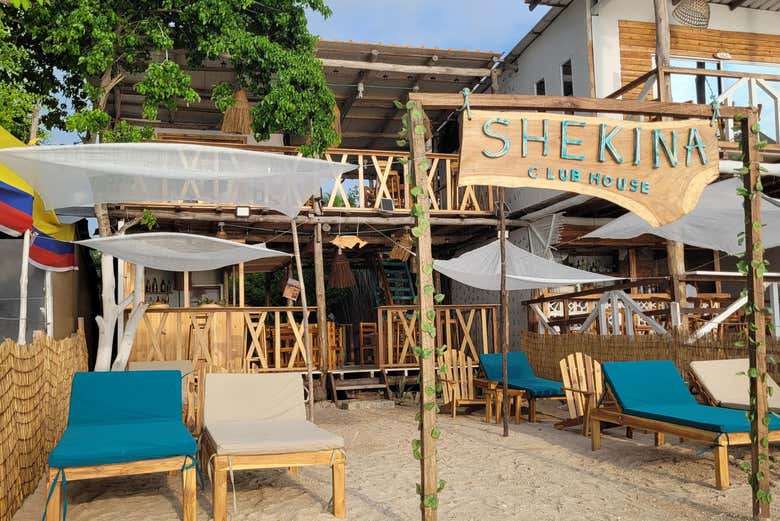 Desfrutaremos do clube de praia Shekina