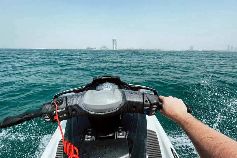 Conduciendo la moto de agua