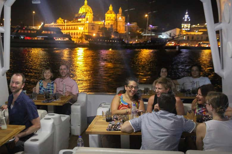 Desfrutando do jantar a bordo do barco