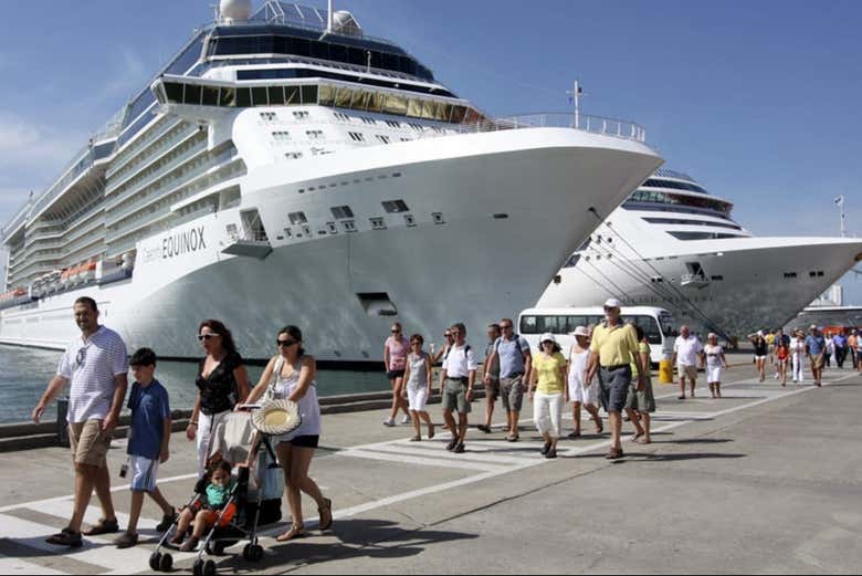 Un gruppo di turisti sbarca dalla nave da crociera