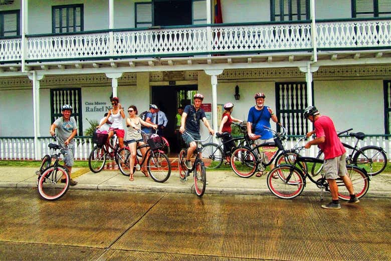 Disfrutando del tour por Cartagena en bicicleta